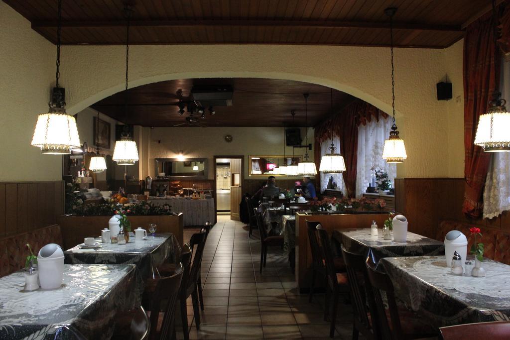 Airport-Hotel Zum Taubengrund Келстербах Екстериор снимка