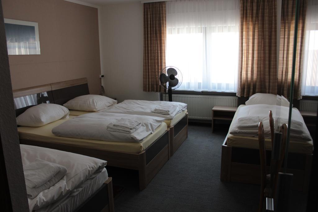 Airport-Hotel Zum Taubengrund Келстербах Стая снимка