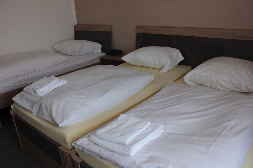 Airport-Hotel Zum Taubengrund Келстербах Екстериор снимка