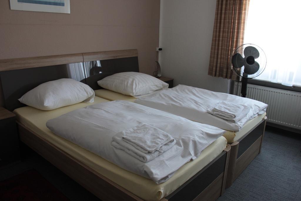 Airport-Hotel Zum Taubengrund Келстербах Стая снимка