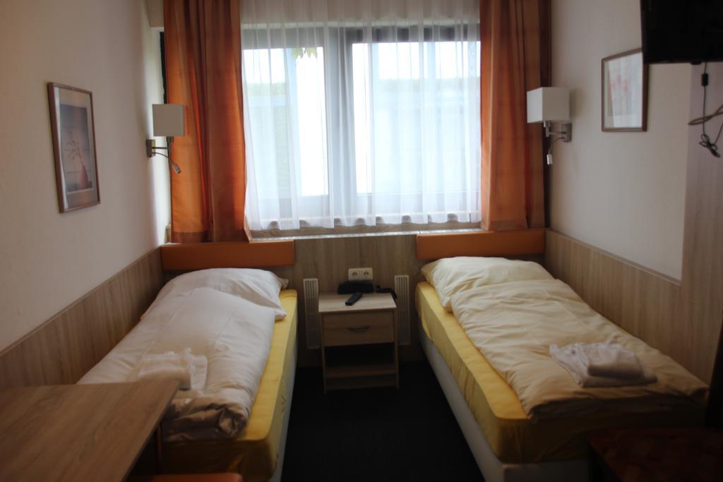 Airport-Hotel Zum Taubengrund Келстербах Екстериор снимка