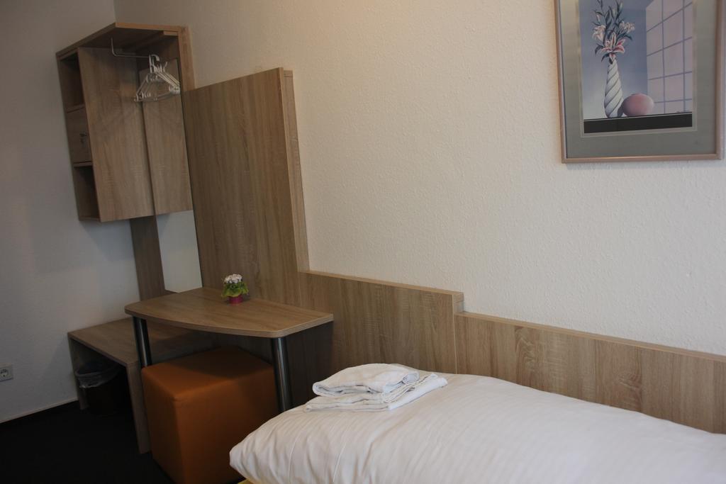 Airport-Hotel Zum Taubengrund Келстербах Екстериор снимка