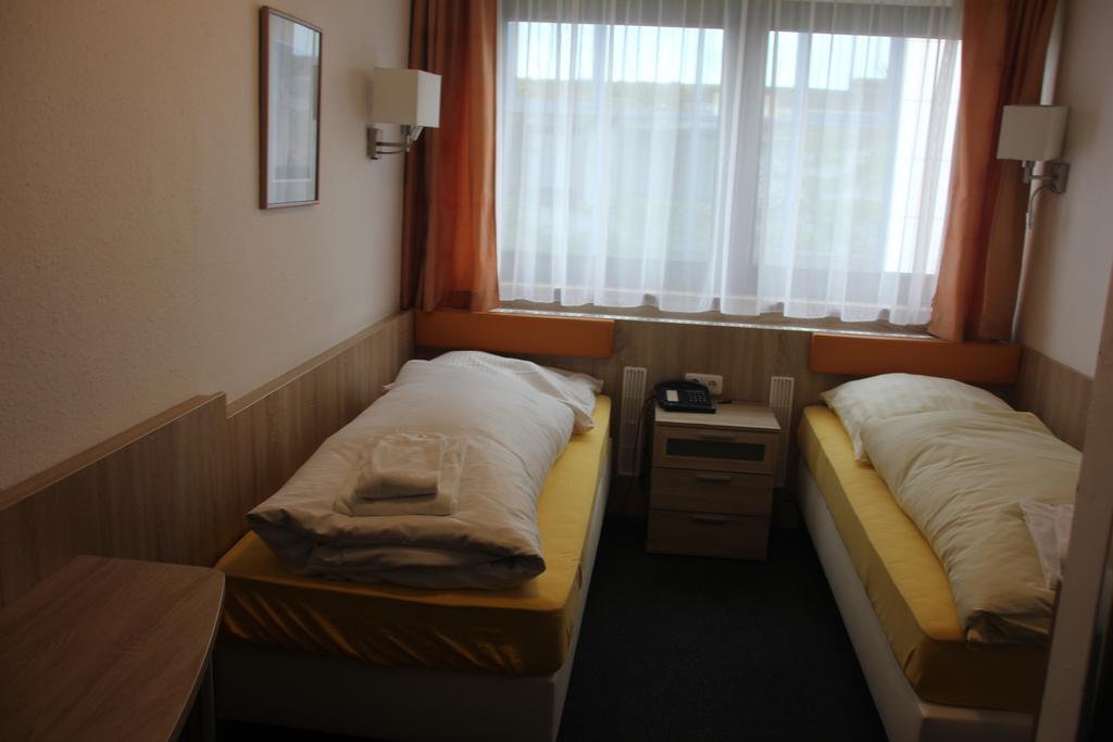 Airport-Hotel Zum Taubengrund Келстербах Екстериор снимка