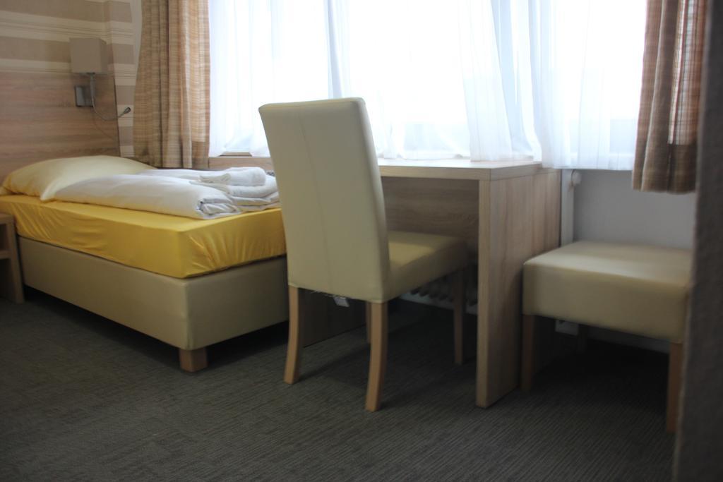 Airport-Hotel Zum Taubengrund Келстербах Екстериор снимка