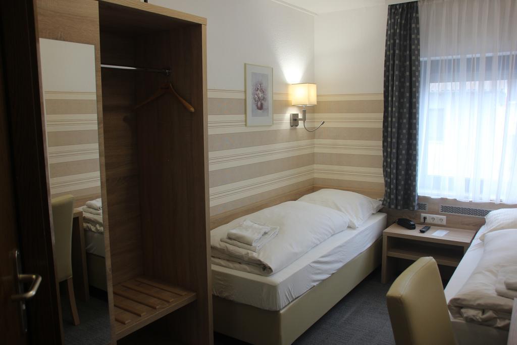 Airport-Hotel Zum Taubengrund Келстербах Екстериор снимка