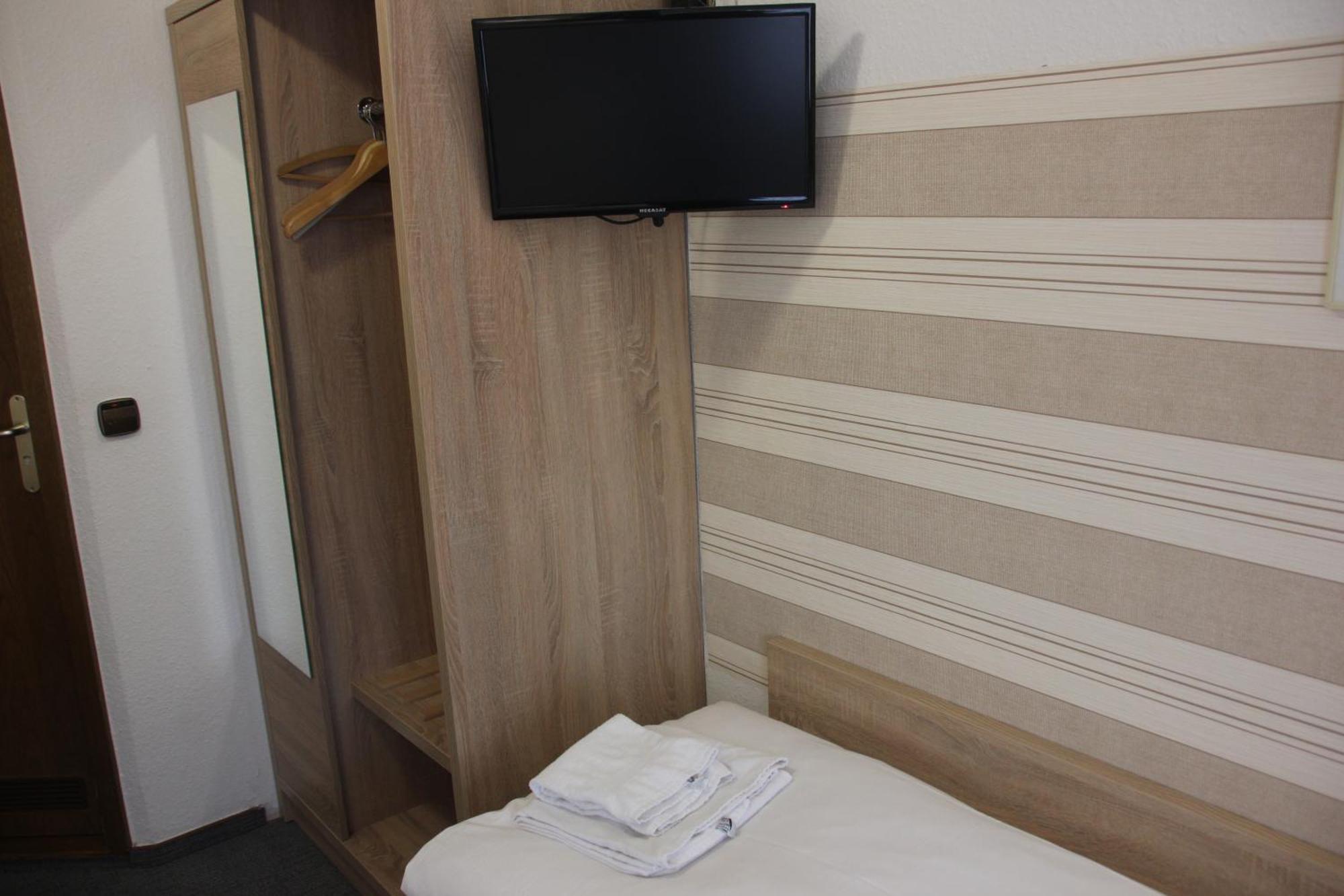 Airport-Hotel Zum Taubengrund Келстербах Екстериор снимка
