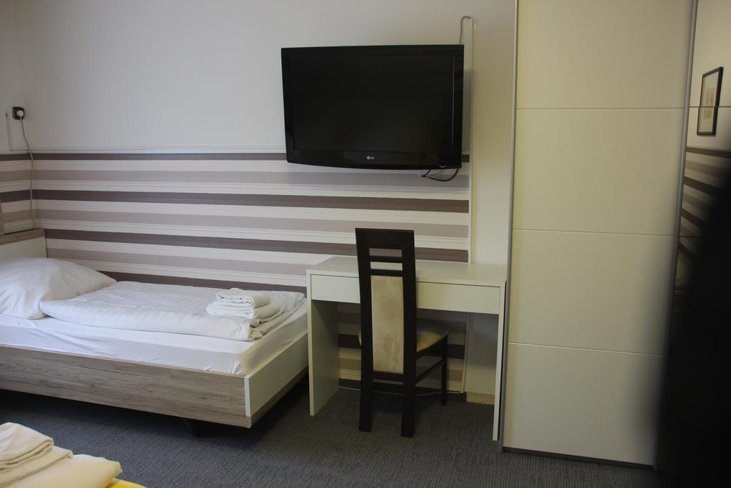 Airport-Hotel Zum Taubengrund Келстербах Екстериор снимка