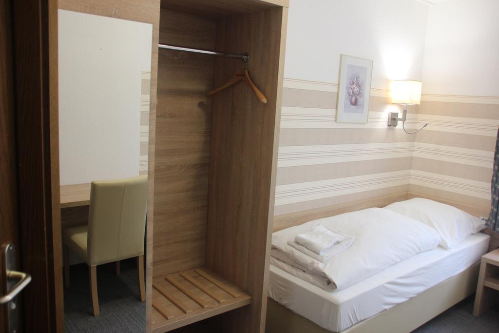 Airport-Hotel Zum Taubengrund Келстербах Екстериор снимка